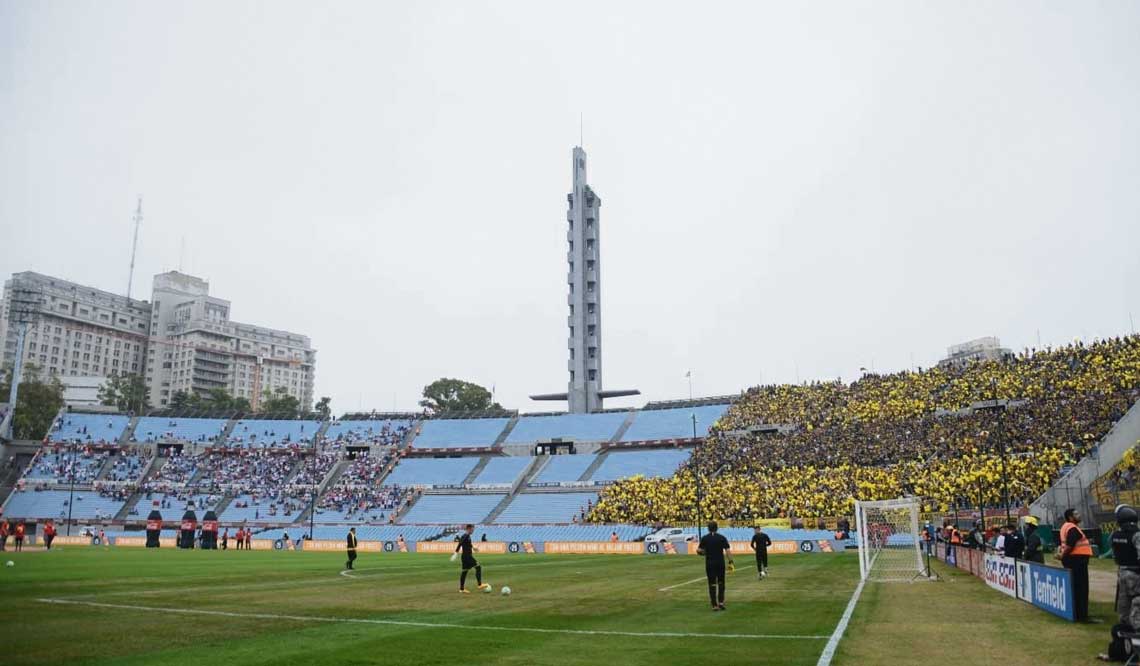 El fútbol uruguayo inició con la presencia en la cancha de los